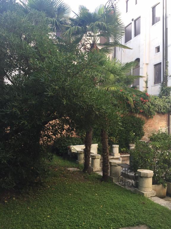 In A Lovely Garden Biennale Flat Venice Exterior photo